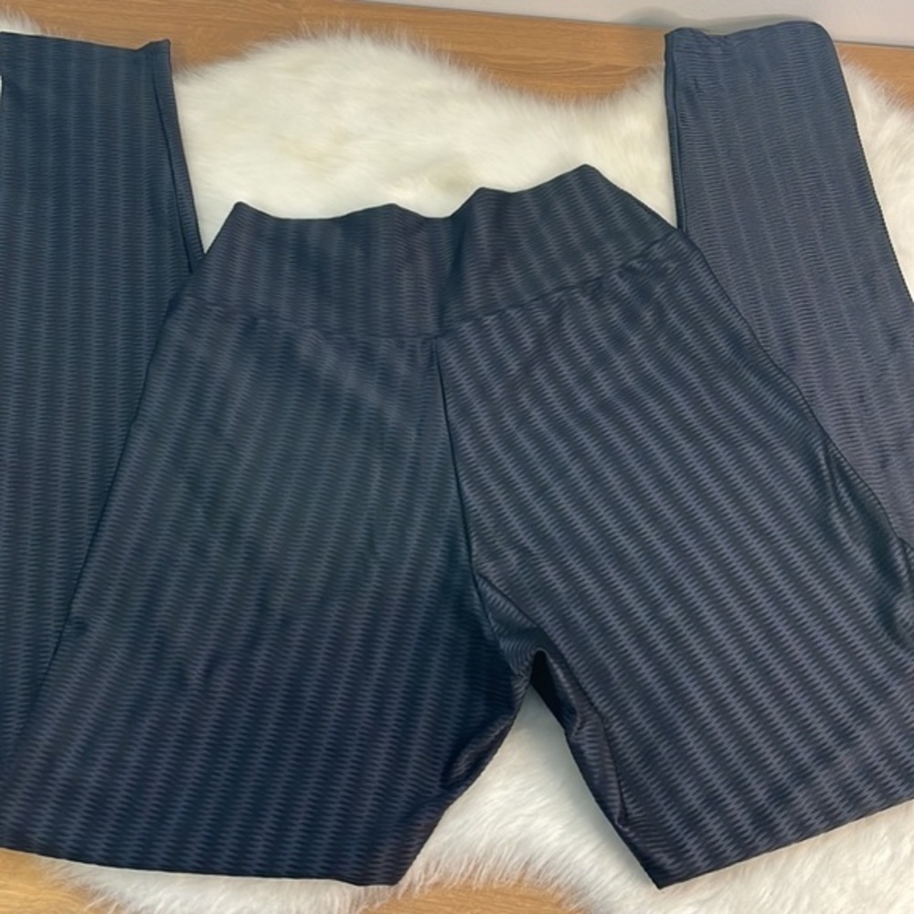 Black Textured Design Legging - Picture 2 of 5